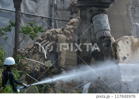 工事現場　大型重機で解体される工場の風景 117688976