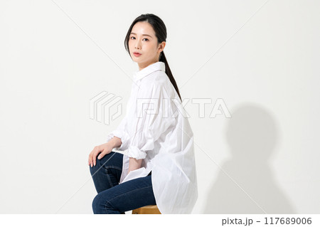 白シャツを着た女性のポートレート 117689006