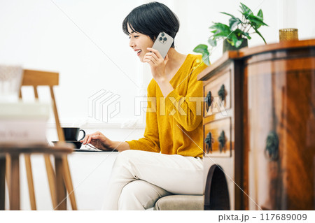 スマホで話す若い女性 117689009