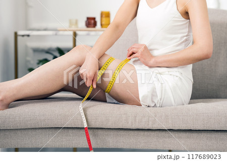 足を測る女性のダイエットイメージ 117689023
