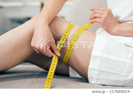 足を測る女性のダイエットイメージ 117689024