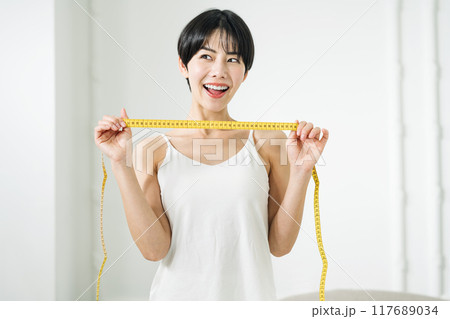メジャーを持って喜ぶ女性 117689034