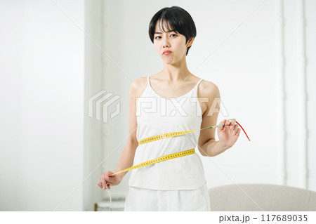 ダイエットに悩む女性 117689035