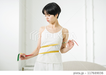 ダイエットに悩む女性 ダイエットに悩む女性 117689036