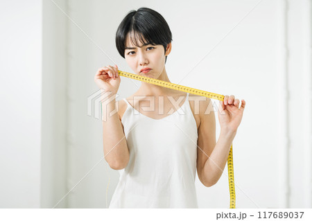 ダイエットに悩む女性 ダイエットに悩む女性 117689037