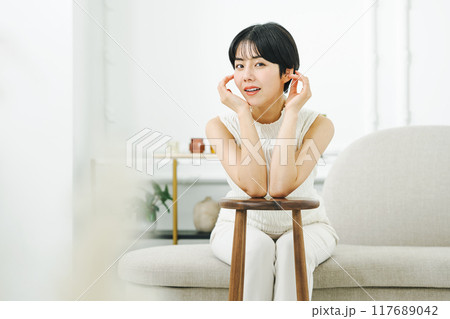 ショートヘアの若い女性 ショートヘアの若い女性 117689042