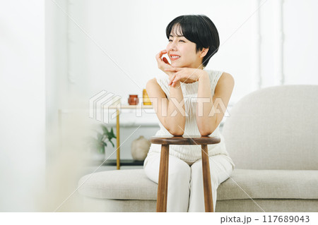 ショートヘアの若い女性 ショートヘアの若い女性 117689043