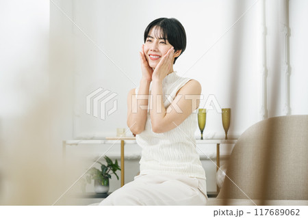 ショートヘアの若い女性 117689062