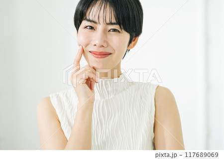 ショートヘアの若い女性 ショートヘアの若い女性 117689069