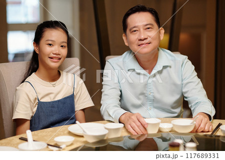 Dad And Daughter In The Restaurant 117689331