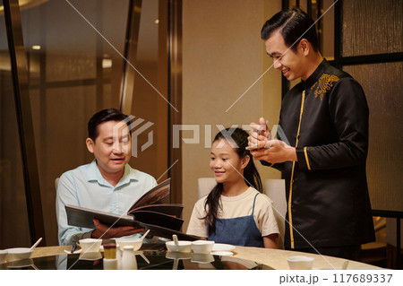 Waiter Talking To Guests In The Restaurants 117689337