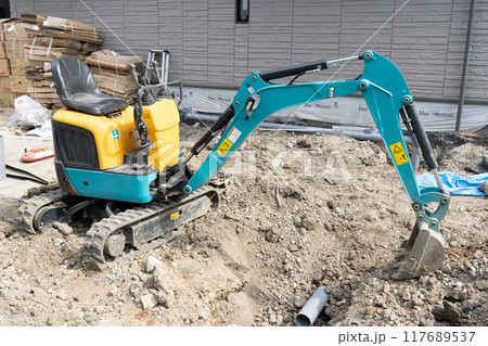 小型ショベルカーでマンションの下水道工事の様子2 117689537