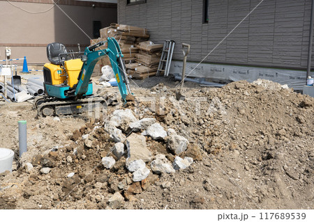小型ショベルカーでマンションの下水道工事の様子3 117689539