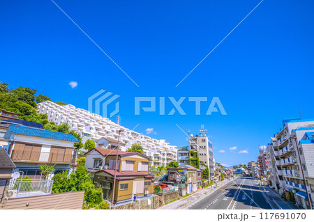 日本の横浜都市景観　8月。SOTETSU　上星川駅の上星川駅前や国道16号などを望む 117691070