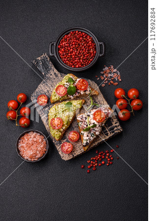 Crispy sandwich or bruschetta with guacamole, tuna and flax seeds 117692884