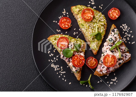 Crispy sandwich or bruschetta with guacamole, tuna and flax seeds Crispy sandwich or bruschetta with guacamole, tuna and flax seeds 117692907