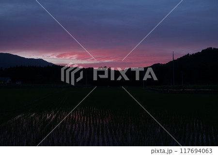 北杜市白州町、田植えの済んだ水田に映す夕焼け空 北杜市白州町、田植えの済んだ水田に映す夕焼け空 117694063