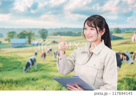 牧場で働く作業服姿の若い女性 牧場で働く作業服姿の若い女性 117694145