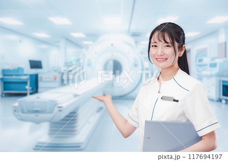 MRI室で働く若い女性技士 MRI室で働く若い女性技士 117694197