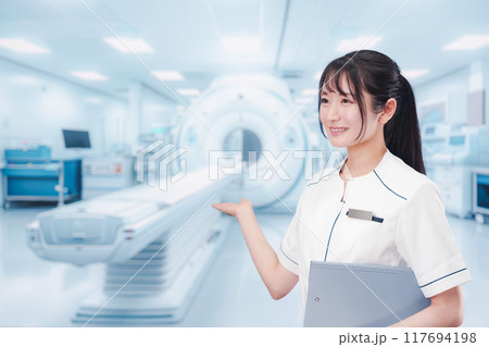 MRI室で働く若い女性技士 117694198