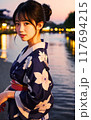 浴衣で川沿いを散歩する女性 117694215