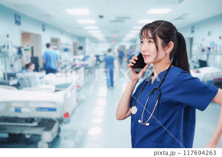 忙しく急患の対応をする若い女性ドクター 117694263