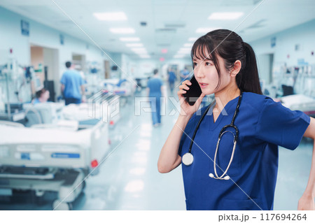忙しく急患の対応をする若い女性ドクター 忙しく急患の対応をする若い女性ドクター 117694264