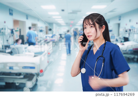 忙しく急患の対応をする若い女性ドクター 117694269