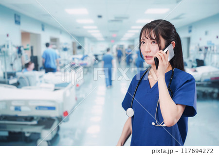 忙しく急患の対応をする若い女性ドクター 117694272