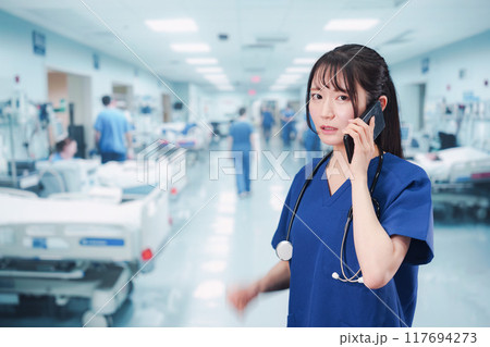 忙しく急患の対応をする若い女性ドクター 忙しく急患の対応をする若い女性ドクター 117694273