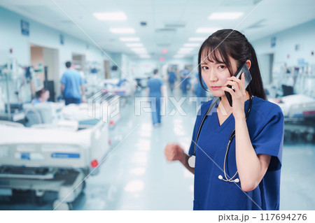 忙しく急患の対応をする若い女性ドクター 117694276