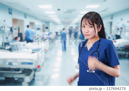 忙しく急患の対応をする若い女性ドクター 117694278