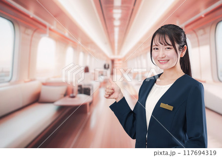 ラグジュアリーな鉄道で乗務員をする若い女性 ラグジュアリーな鉄道で乗務員をする若い女性 117694319