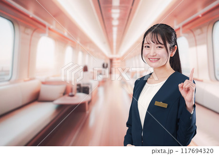 ラグジュアリーな鉄道で乗務員をする若い女性 117694320