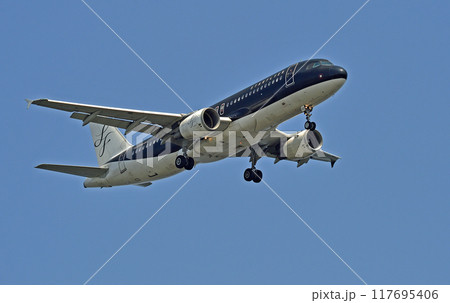 スターフライアーズA320離陸上昇 117695406