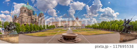 The square in front of the Dom Cathedral on Museum Island in Berlin. 117695538