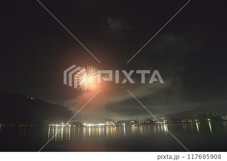水面に映る花火富士山と河口湖の打ち上げ花火 水面に映る花火富士山と河口湖の打ち上げ花火 117695908