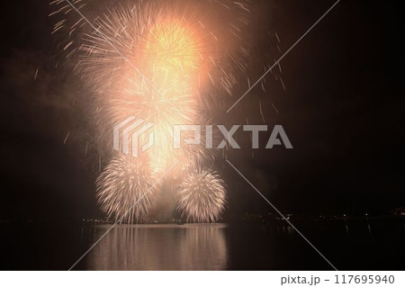水面に映る花火富士山と河口湖の打ち上げ花火 水面に映る花火富士山と河口湖の打ち上げ花火 117695940