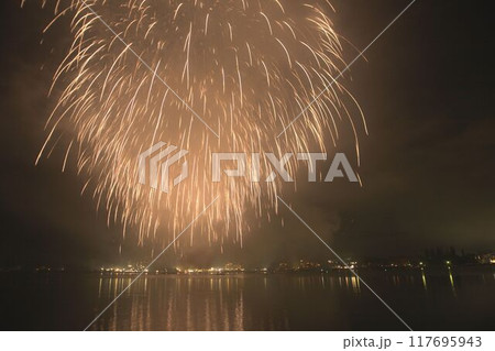 水面に映る花火富士山と河口湖の打ち上げ花火 117695943