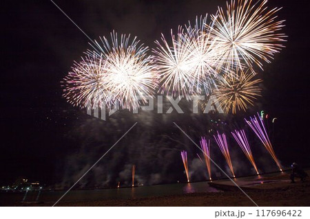 打ち上げ花火を見る 117696422
