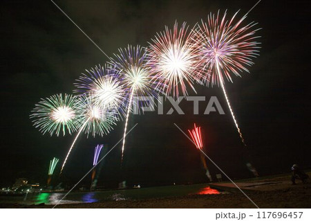 夏の夜空を彩る花火 夏の夜空を彩る花火 117696457
