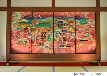 随心院 能の間 小野小町 襖絵 極彩色梅色小町絵図の写真素材