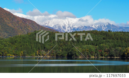 紅葉と山 冠雪の北アルプスと青木湖 長野県白馬村 紅葉と山 冠雪の北アルプスと青木湖 長野県白馬村 117697033