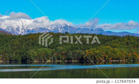 紅葉と山 冠雪の北アルプスと青木湖 長野県白馬村 紅葉と山 冠雪の北アルプスと青木湖 長野県白馬村 117697034