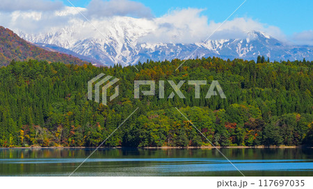紅葉と山　冠雪の北アルプスと青木湖　長野県白馬村 117697035