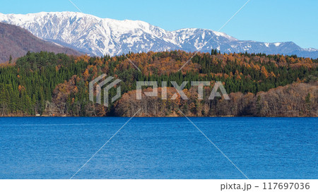 紅葉と山　冠雪の北アルプスと青木湖　長野県白馬村 117697036