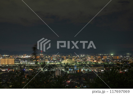 日本の岡山県岡山市の山から見た美しい打ち上げ花火 117697069