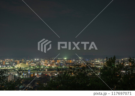 日本の岡山県岡山市の山から見た美しい打ち上げ花火 117697071