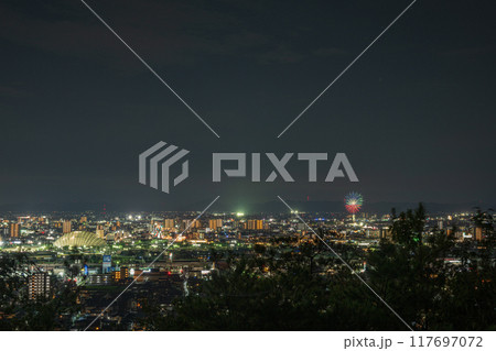 日本の岡山県岡山市の山から見た美しい打ち上げ花火 117697072