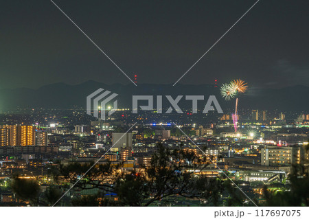 日本の岡山県岡山市の山から見た美しい打ち上げ花火 日本の岡山県岡山市の山から見た美しい打ち上げ花火 117697075